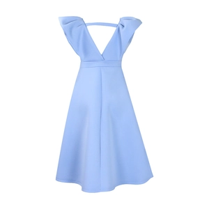 Detalle de vestido de noche azul claro con espalda en V profunda y mangas con volantes