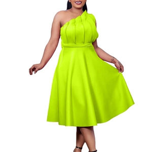 Détail de robe vert citron à une épaule avec plis raffinés et taille cintrée
