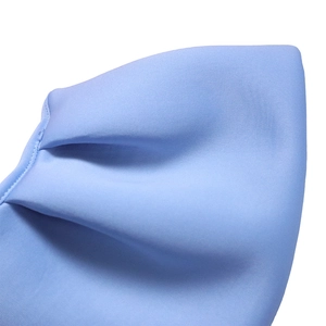 Primer plano de tela de malla azul claro que muestra textura detallada y costuras de calidad