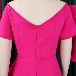 Detailansicht des eleganten V-Ausschnitts und Reißverschlusses am fuchsiafarbenen Kleid