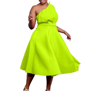 Détail des plis asymétriques vert citron et de la taille cintrée sur la robe de soirée