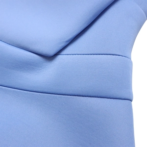 Detalle macro de tejido azul claro de alta calidad con costuras reforzadas en el dobladillo