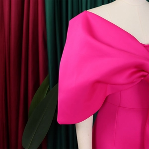 Detail der übergroßen Schleife am rosaroten Satin-Abendkleid mit schulterfreiem Design