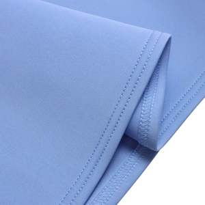 Detalle del tejido azul cielo con acabado profesional de costura de doble aguja