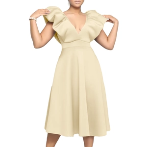 Detalle de las mangas con volantes y escote en V profundo en este vestido de gala beige