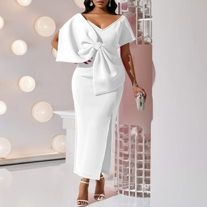 Elegante weiße schulterfreie Partykleid mit großer Schleife und schmaler Passform