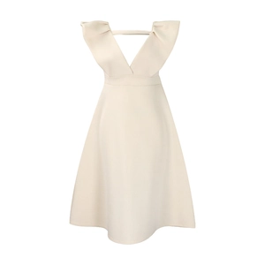 Detalle de elegante vestido blanco sin mangas con escote en V profundo y tirantes con volantes