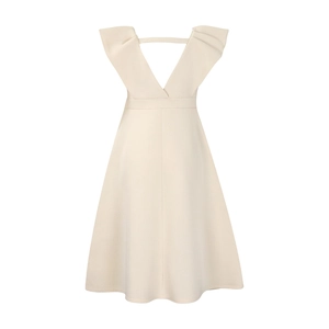 Detalle de vestido crema sin mangas con escote en V, mangas con volantes y tira en la espalda