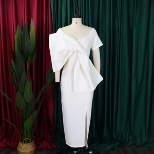 Detail eines weißen One-Shoulder-Abendkleids mit großer Schleife und Beinschlitz
