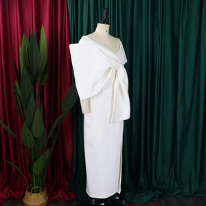 Detailansicht weißes schulterfreies Abendkleid mit großer Schleife und Seitenschlitz