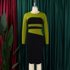 Dettaglio dell'abito in maglia aderente con design color-block verde oliva e nero