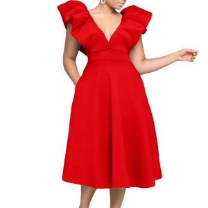 Detalle de vestido rojo con escote en V profundo, mangas con volantes y diseño de cintura elegante