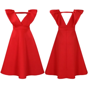 Detalle de vestido rojo con escote en V profundo y elegantes adornos de volantes