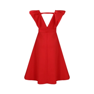Detalle de vestido rojo con escote en V profundo, hombros rizados y cintura alta