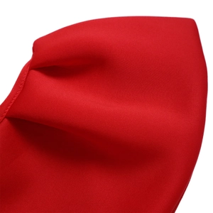 Primer plano detallado de la tela roja del vestido de fiesta con costuras planas de calidad