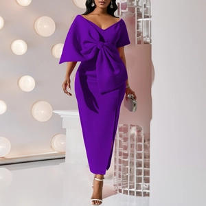 Elegantes lila figurbetontes Partykleid mit großer Schleife und hohem Seitenschlitz