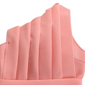 Gros plan détaillé du tissu plissé rose montrant l'encolure asymétrique et texture