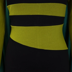 Vista dettagliata della trama a maglia bicolore in motivo geometrico nero e verde lime