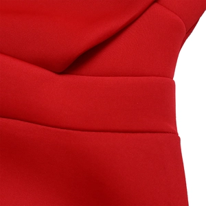 Vista macro de la textura de punto rojo y costuras impecables en la cintura del vestido