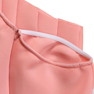 Détail d'une robe de soirée rose montrant la fermeture éclair et la taille plissée