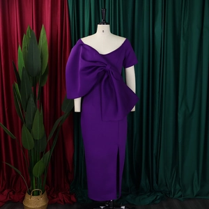 Detail eines lila Partykleids mit großer Schleife an der Schulter und hohem Schlitz