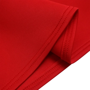 Detalle de vestido rojo de talla grande con costuras de doble aguja y acabado del dobladillo
