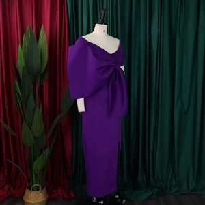 Detail eines dunkelvioletten schulterfreien Partykleides mit großer Schleife und Schlitz