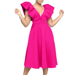 Detalle del vestido fucsia con escote en V profundo y mangas de volantes exageradas