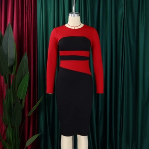 Dettaglio dell'abito color-block rosso e nero che mostra la vestibilità aderente
