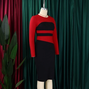 Dettaglio vestito bicolore rosso e nero che mostra la maglia e le maniche lunghe a righe