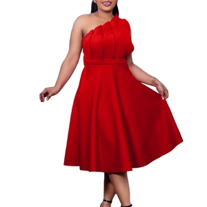 Détail d'une robe de cocktail rouge à épaule dénudée avec corsage plissé élégant