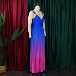 Dettaglio del vestito lungo plissettato con scollo a V e sfumatura dal blu al rosa vivace