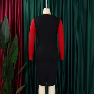 Dettaglio posteriore di un abito longuette bicolore nero e rosso con spacco sul retro