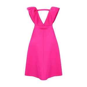 Detalle de escote en V profundo y hombros con volantes en un vestido de fiesta fucsia