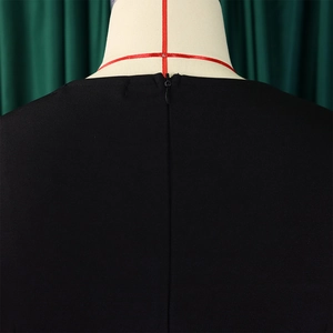 Dettaglio della cerniera invisibile sulla schiena di un abito nero formale elegante
