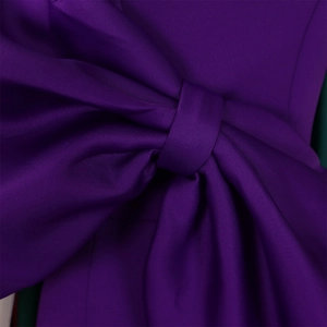 Detaillierte Makroansicht der großen lila Schleifenzierde am eleganten Partykleid