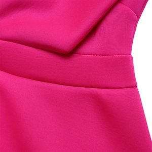 Detalle macro de la costura de cintura alta y tela de punto rojo rosa del vestido en A