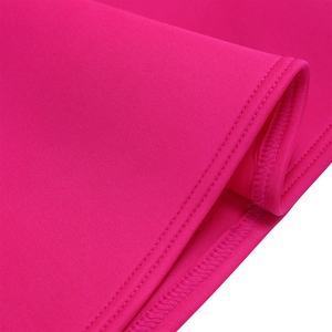 Primer plano detallado del dobladillo del vestido rojo rosa con costura de doble aguja