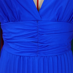 Dettaglio della vita di un abito a pieghe blu reale con lavorazione drappeggiata