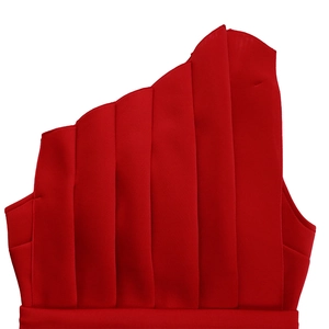 Détail d'une robe de soirée rouge avec volants plissés asymétriques et coupe cintrée