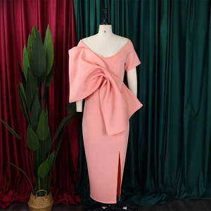 Detail eines rosa Partykleids mit großer 3D-Schleife und hohem Seitenschlitz-Design