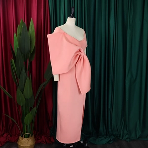 Detail des rosa Abendkleids mit großer 3D-Schleife und hohem Seitenschlitz am Saum