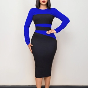 Dettaglio dell'elegante abito midi blu e nero con vestibilità slim e maniche lunghe