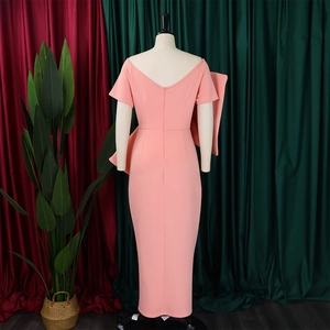 Detail des rosa schulterfreien Abendkleids mit figurbetontem V-Ausschnitt am Rücken und langer Form