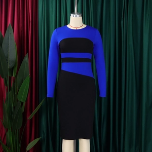 Dettaglio dell'abito bodycon bicolore blu e nero con maniche lunghe e girocollo