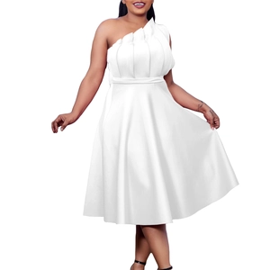 Détail d'une robe blanche élégante à une épaule avec encolure plissée et taille cintrée