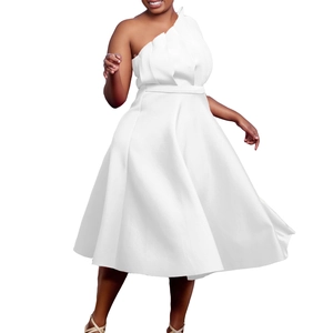 Vue détaillée de l'élégante robe blanche à une épaule avec texture de bustier plissée