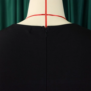 Dettaglio dell'abito elegante con cerniera invisibile sulla schiena e scollatura