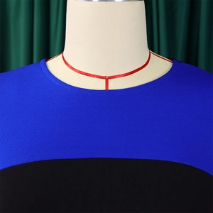 Dettaglio del girocollo e della trama a maglia di questo elegante abito blu e nero