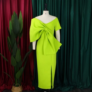 Detail des limettengrünen Partykleids mit großer Schleife und hohem Beinschlitz